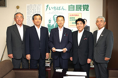 河村健夫　自民党選挙対策局長（中央）の写真