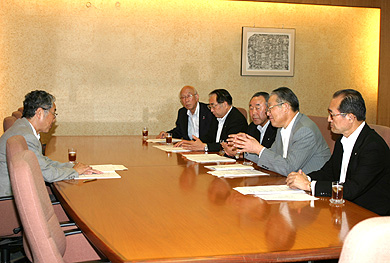 水田邦雄　厚生労働事務次官（左）の写真