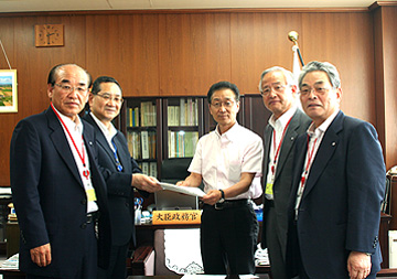 佐々木隆博　農林水産大臣政務官（中央）の写真