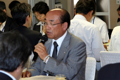 会議に出席した坂本常任理事の写真