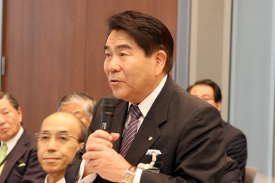 会議で発言する藤原会長の写真