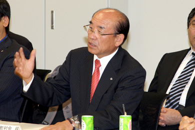 会議で発言する坂本常任理事の写真