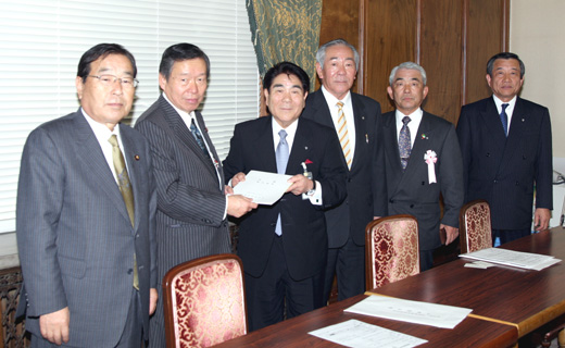 民主党・山根隆治　企業団体対策委員長（左から2人目）、加賀屋 健　同副委員長（左）の写真