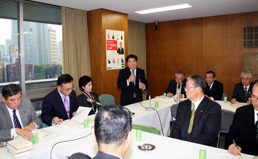 自由民主党・谷垣禎一　総裁（左から2人目）、小池百合子　総務会長（左から3人目）、石破茂　政務調査会長（左）の写真