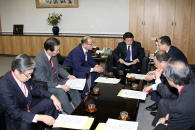 片山総務大臣（中央）・鈴木副大臣（左から3人目）の写真