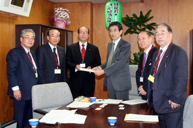 篠原農林水産副大臣（右から3人目）の写真