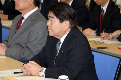 会議に出席した藤原会長の写真