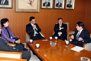 谷垣禎一　自由民主党総裁（左から2人目）、小池百合子　自由民主党総務会長（左）、石破茂　自由民主党政務調査会長（右から2人目）の写真