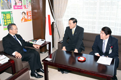 河村健夫　自由民主党選挙対策局長（左）の写真