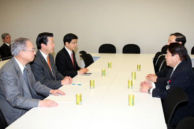 山口那津男　公明党代表（左から2人目）、井上義久　公明党幹事長（左）、石井啓一　公明党政務調査会長（左から3人目）の写真
