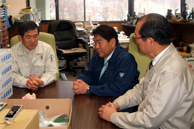 菅野村長（左）と面談する藤原会長（中央）、浅和監事（右）