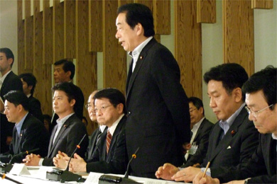 会合冒頭で挨拶する菅総理大臣（中央）