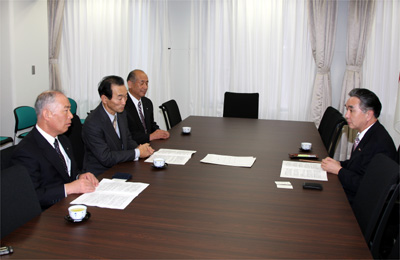 平野復興担当大臣（右）に要請する稲葉副会長（左から2人目）鈴木理事（左から3人目）佐藤理事（左）