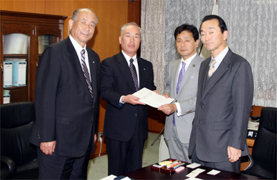 中塚内閣副大臣（右から2人目）に要請する稲葉副会長（右）鈴木理事（左）佐藤理事（左から2人目）