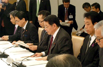 藤村官房長官（左から4人目）はじめ政府側代表
