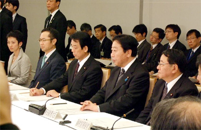 野田総理大臣（右から2人目）はじめ政府側代表