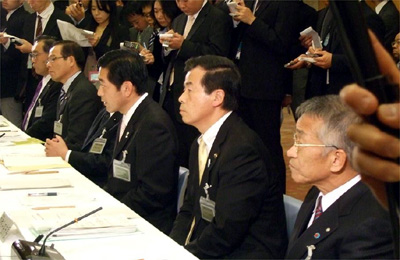 会議に出席した石副会長（右）