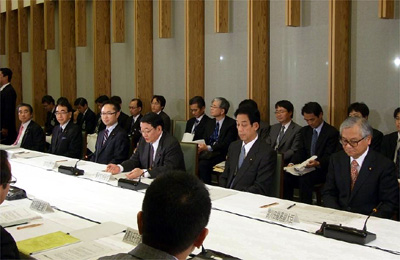 藤村官房長官(右から3人目)はじめ国側の代表