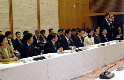藤村官房長官（左から3人目）はじめ国側の代表