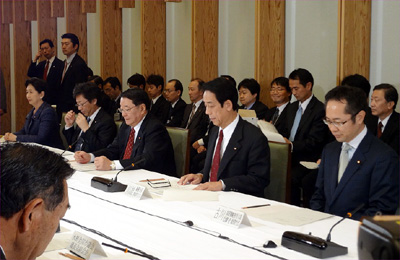 藤村官房長官（右から3人目）はじめ国側の代表