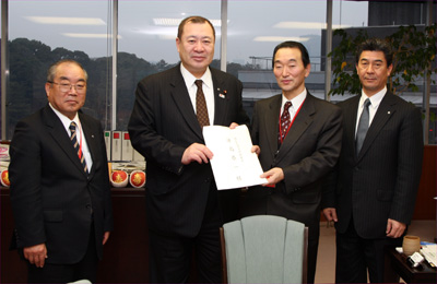 津島政務官(左から2人目)に要請する稲葉会長(右から2人目)伊東常任理事(左)杉本常任理事(右)