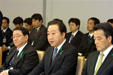 会議冒頭に発言する野田総理大臣