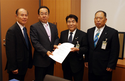 西銘恒三郎　自民党総務部会長（左から2人目）