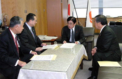 岡崎事務次官（右から2人目）に要請を行う寺島副会長（左から2人目）岩田副会長（右）杉本副会長（左）
