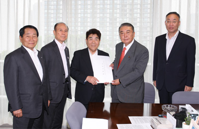 大島理森 東日本大震災復興加速化本部長(右から２人目)の写真