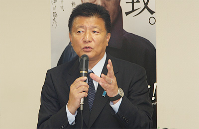 発言する新藤総務大臣の写真