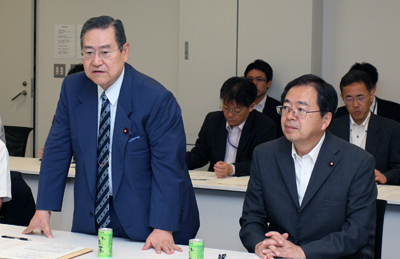 冒頭に挨拶を行う野田座長(左)と斉藤座長代理の写真