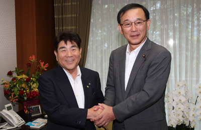 谷垣幹事長（右）の写真
