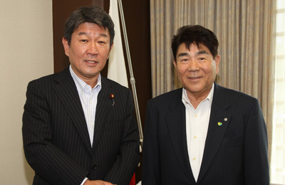 茂木選挙対策委員長（左）の写真
