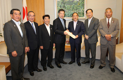 菅官房長官(右から3人目)に面談する藤原会長(左から3人目)の写真