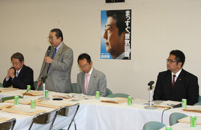 冒頭に挨拶する田中組織運動本部長（左から２人目）の写真