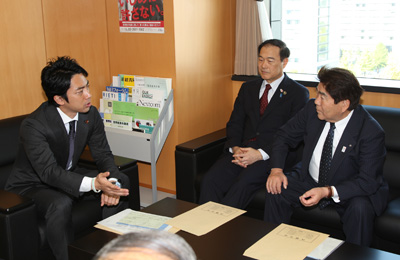 意見交換を行う小泉政務官（左）と藤原会長（右）の写真