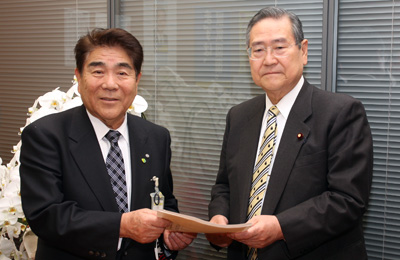 野田毅　自民党税制調査会会長（右）の写真