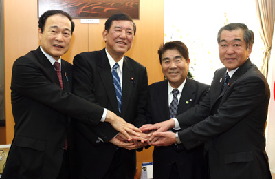 石破大臣（左から2人目）と面会する藤原会長（右から2人目）の写真