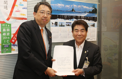 橘慶一郎　衆議院議員（左）に要請する藤原会長（右）の写真
