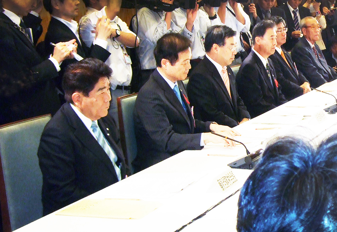 協議の場に出席した藤原会長（左）と六団体代表