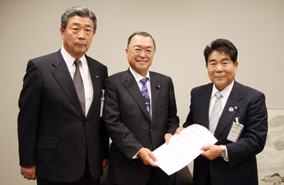 宮沢洋一 自由民主党税制調査会長（中央）に要請する藤原会長（右）吉田副会長（左）