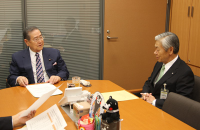 野田毅 自由民主党税制調査会最高顧問（左）に要請する荒木副会長（右）