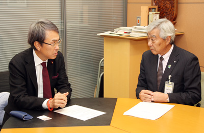 石原伸晃　自由民主党税制調査会副会長（左）に要請する河村行政委員会委員（右）