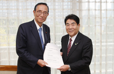 細田博之　自由民主党税制調査会副会長（左）に要請する藤原会長（右）