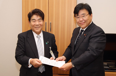 後藤茂之 自由民主党税制調査会幹事（右）に要請する藤原会長（左）