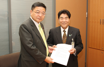 古川康　衆議院議員（左）に要請する藤原会長（右）