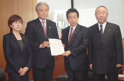 塩崎厚生労働大臣（右から２人目）に要請する渡邊副会長（右）