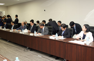 石破大臣（右から３人目）はじめ副大臣、政務官等が出席