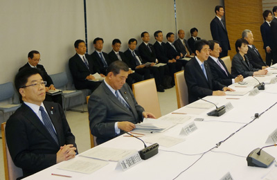 安倍総理（左から3人目）はじめ関係閣僚が出席