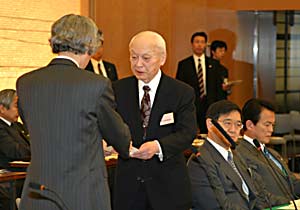 諸井会長（中央）に諮問文を手渡す小泉総理の写真